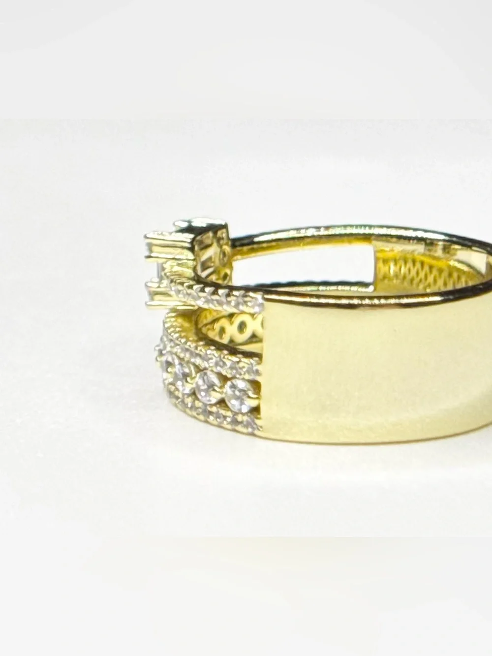Moissanite shiny gold